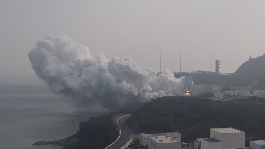 28일 오후 전남 고흥 나로우주센터에서 75톤급 액체엔진 4기를 묶는 클러스터링 연소시험이 30초 동안 성공적으로 진행됐다.  항우연 제공